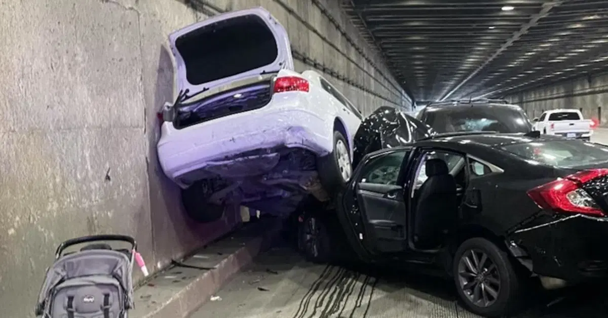 Non c'&egrave; motivo per frenare, ma la Tesla blocca: il crash &egrave; epico [VIDEO]