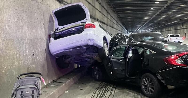 Non c&#039;&egrave; motivo per frenare, ma la Tesla blocca: il crash &egrave; epico [VIDEO]