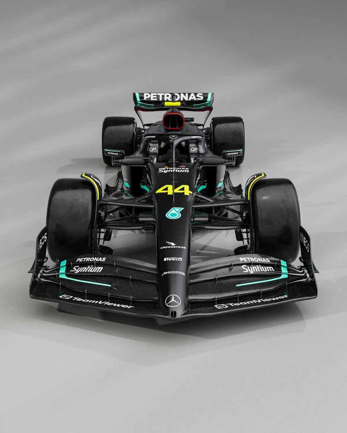 Formula 1: Mercedes, tolti i veli alla W14 di Hamilton e Russell (2)