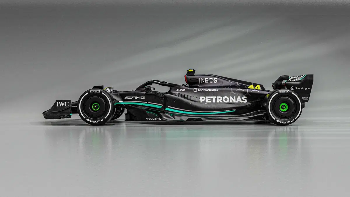 Formula 1: Mercedes, tolti i veli alla W14 di Hamilton e Russell (3)