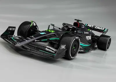Formula 1: Mercedes, tolti i veli alla W14 di Hamilton e Russell