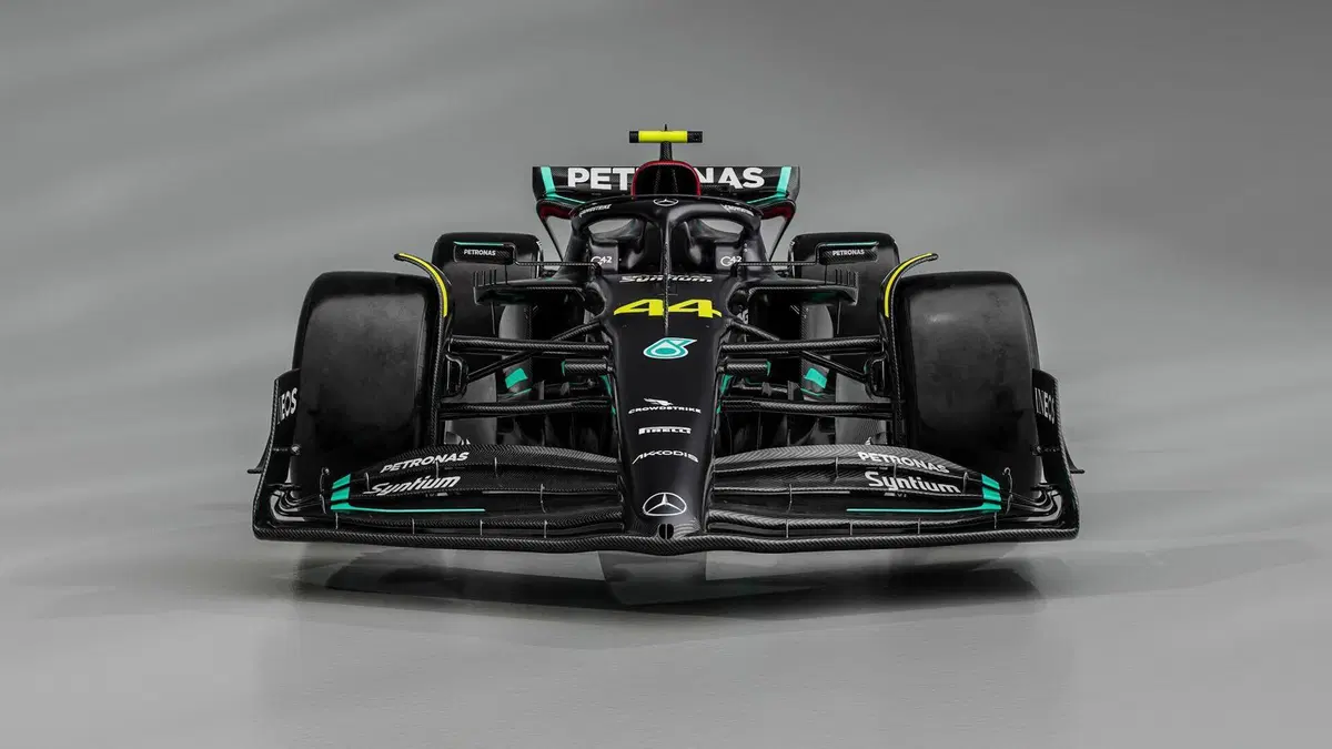 Formula 1: Mercedes, tolti i veli alla W14 di Hamilton e Russell (4)