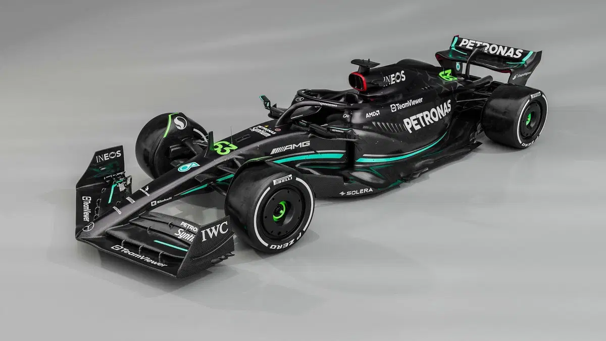 Formula 1: Mercedes, tolti i veli alla W14 di Hamilton e Russell (5)