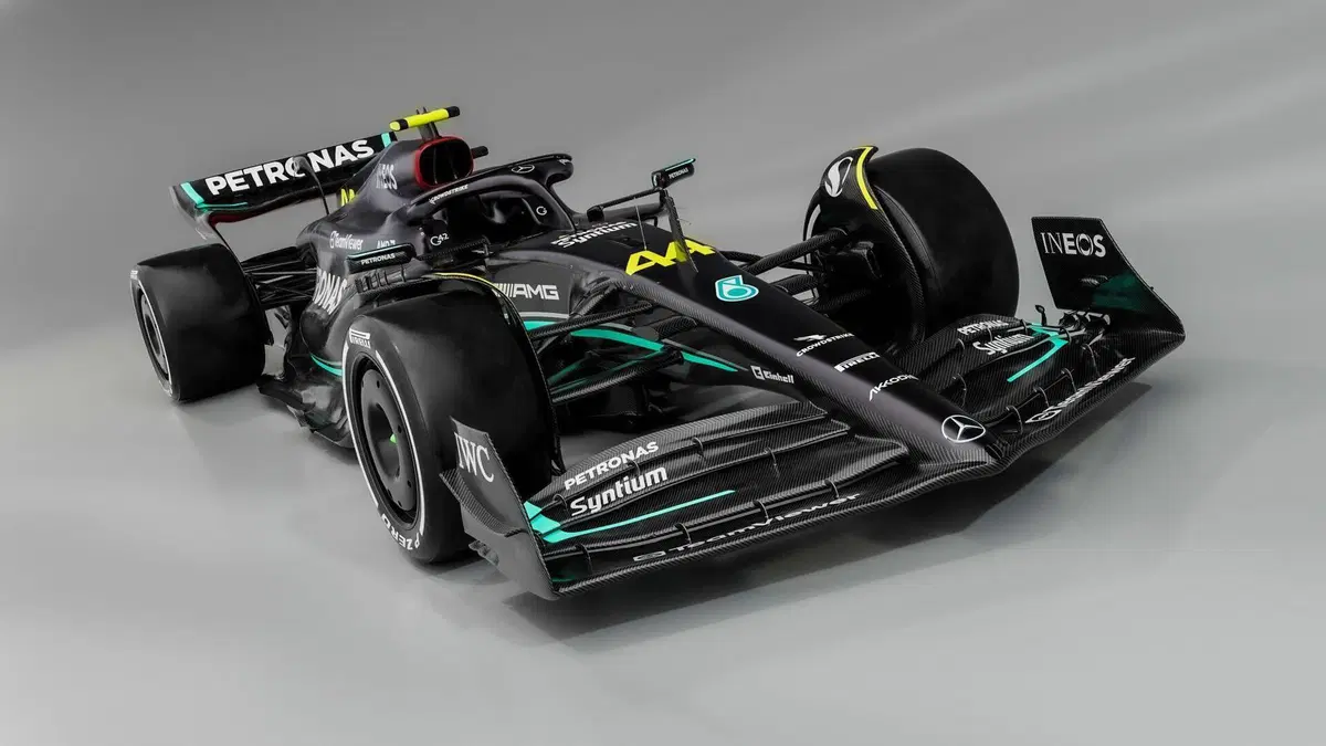 Formula 1: Mercedes, tolti i veli alla W14 di Hamilton e Russell (6)