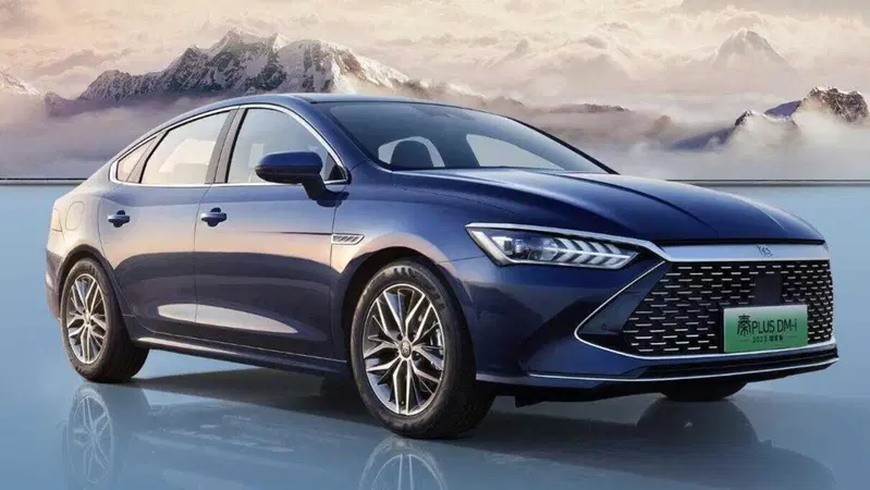 BYD spacca i prezzi: un'ibrida plug-in da oltre 1000 km per 13.700 euro