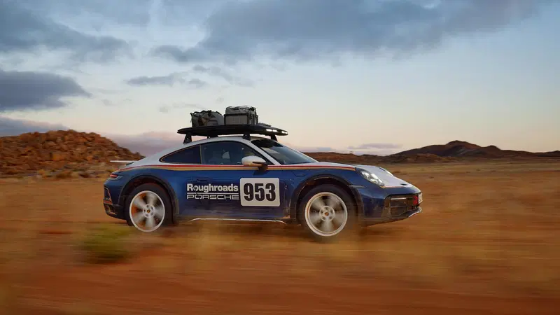 Pirelli, da uno Scorpion all'altro con Walter R&ouml;hrl e la Porsche 911 Dakar [VIDEO]