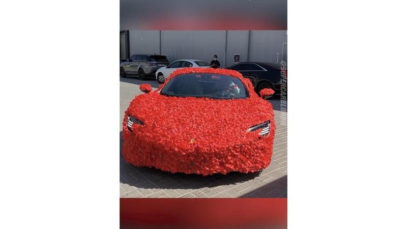 Una Ferrari SF90 Stradale ricoperta di petali per San Valentino [VIDEO]