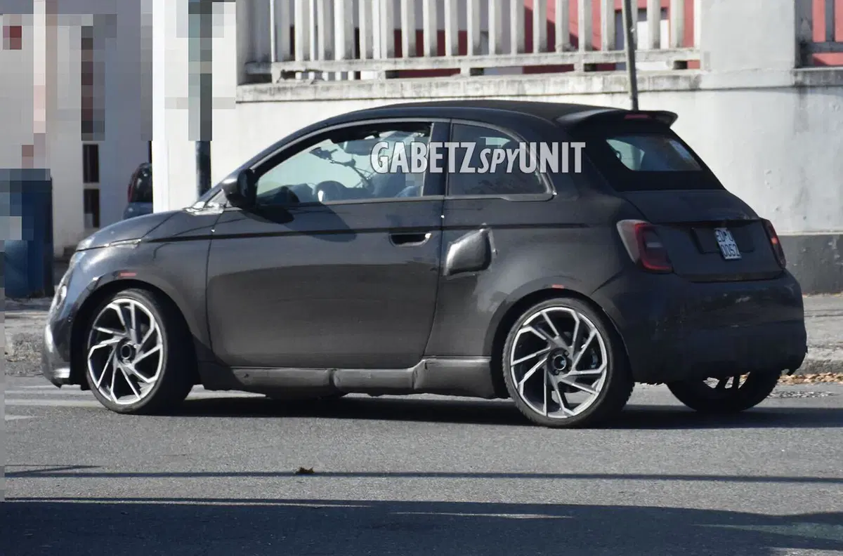 Abarth 500e, in arrivo la versione Cabrio [Foto Spia]