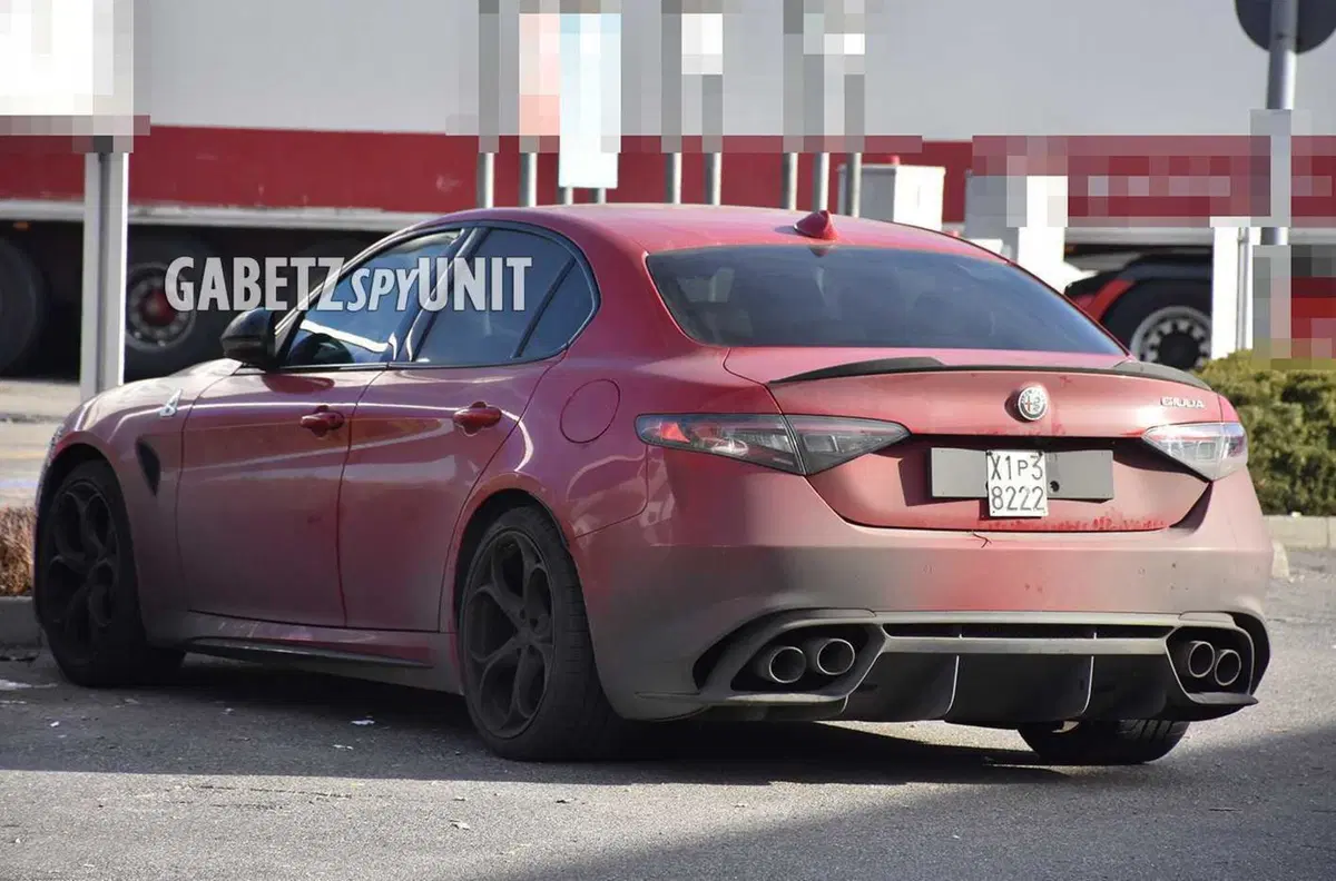Alfa Romeo Giulia Quadrifoglio 2023, anche lei cambierà gli occhi [Foto Spia]
