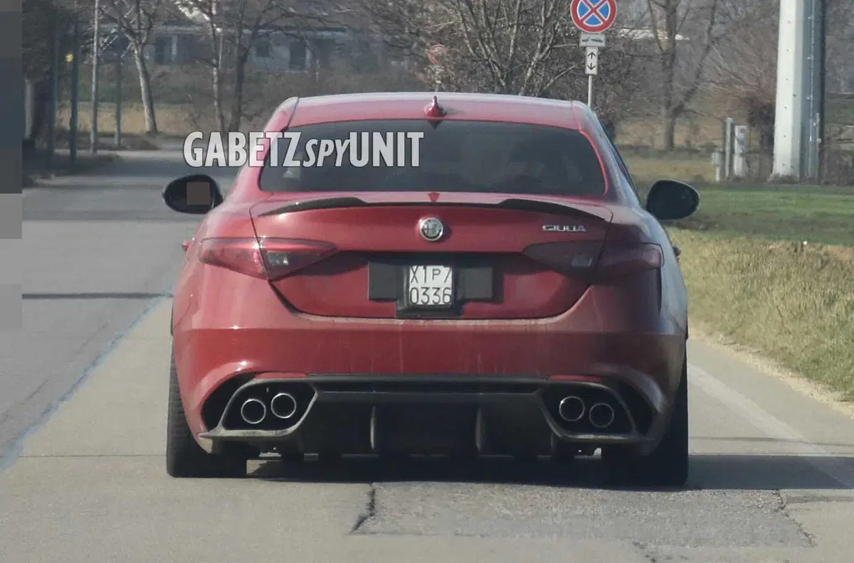 Alfa Romeo Giulia Quadrifoglio 2023, anche lei cambierà gli occhi [Foto Spia] (3)