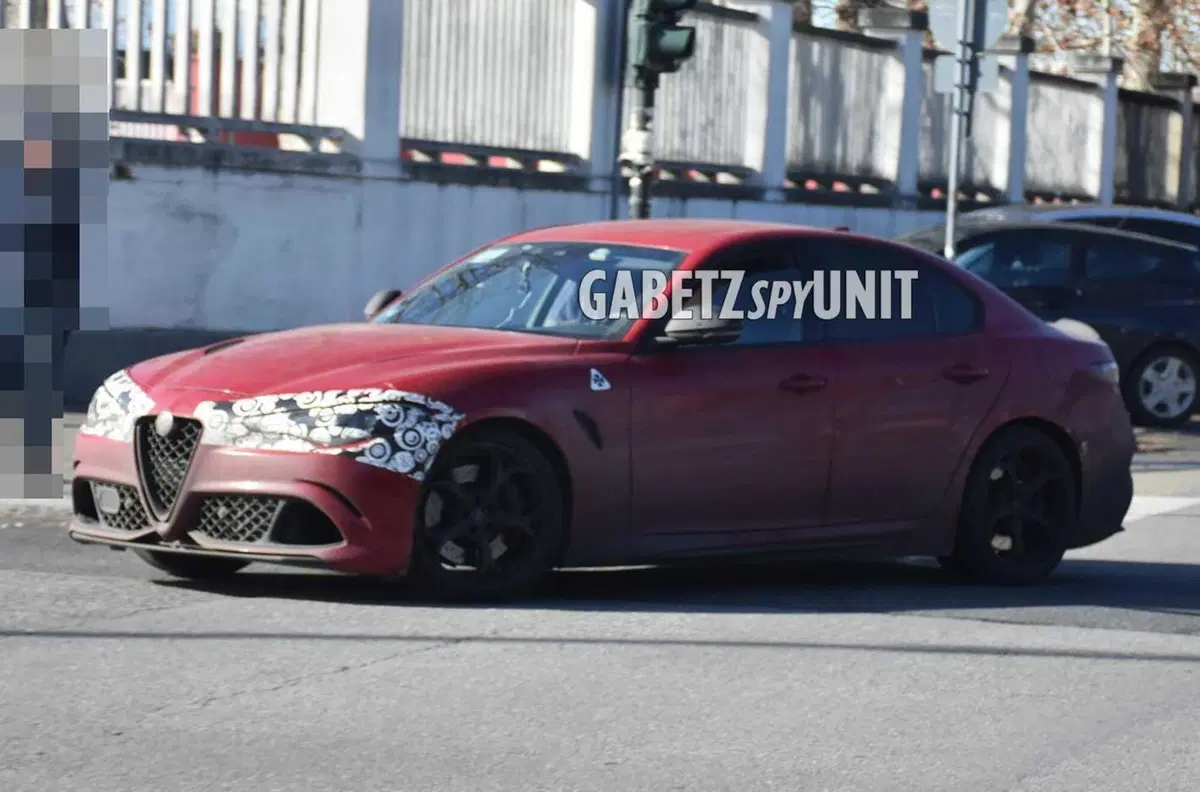 Alfa Romeo Giulia Quadrifoglio 2023, anche lei cambierà gli occhi [Foto Spia] (4)