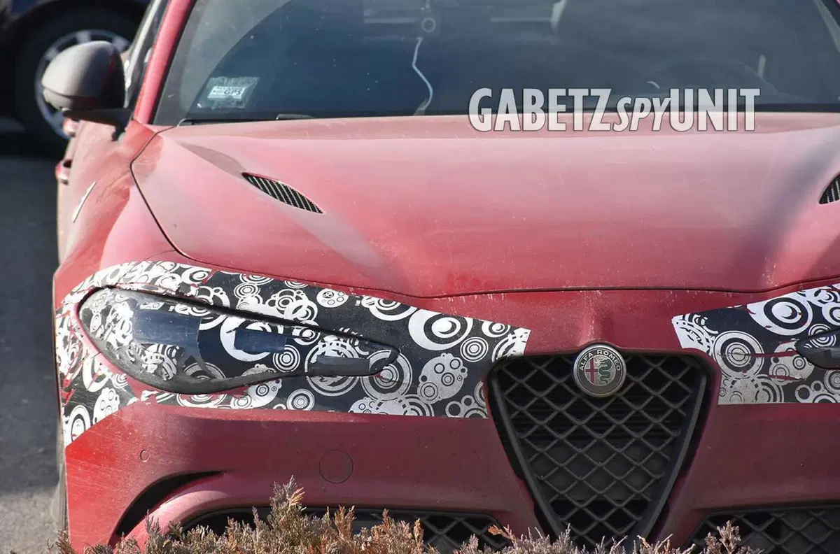 Alfa Romeo Giulia Quadrifoglio 2023, anche lei cambierà gli occhi [Foto Spia] (5)