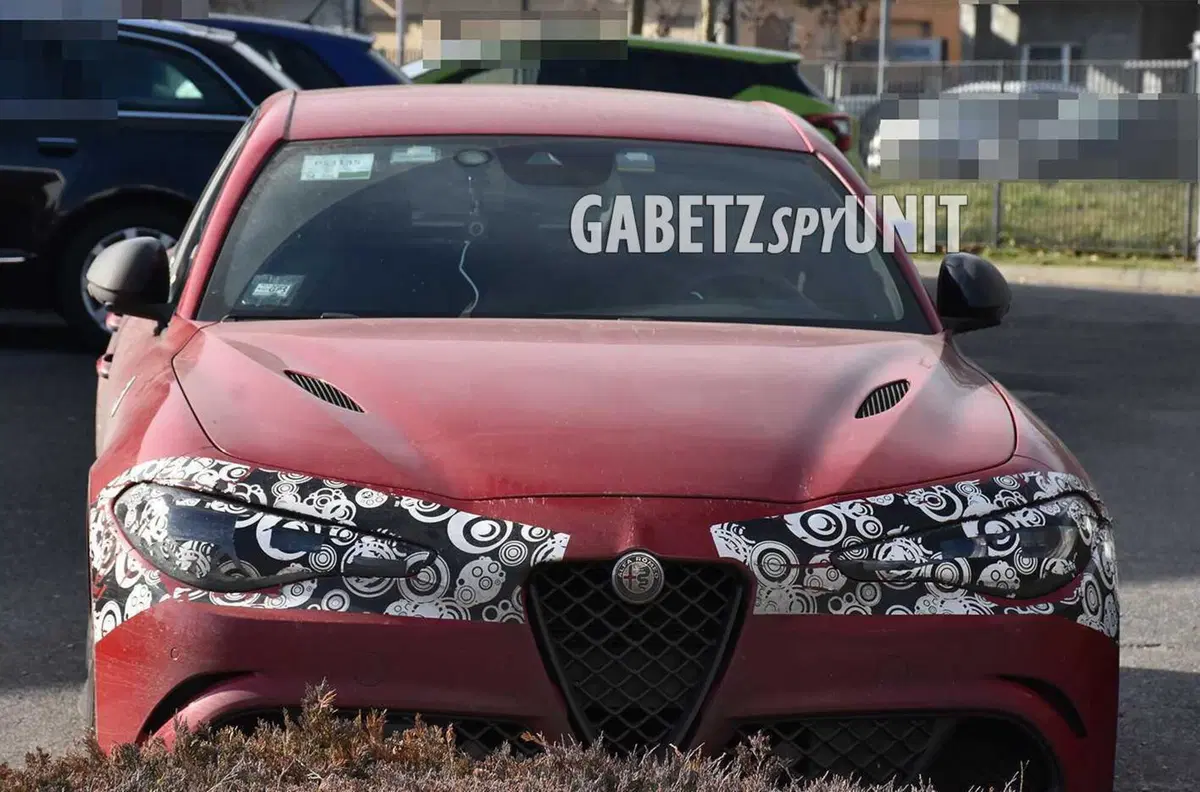 Alfa Romeo Giulia Quadrifoglio 2023, anche lei cambierà gli occhi [Foto Spia] (6)