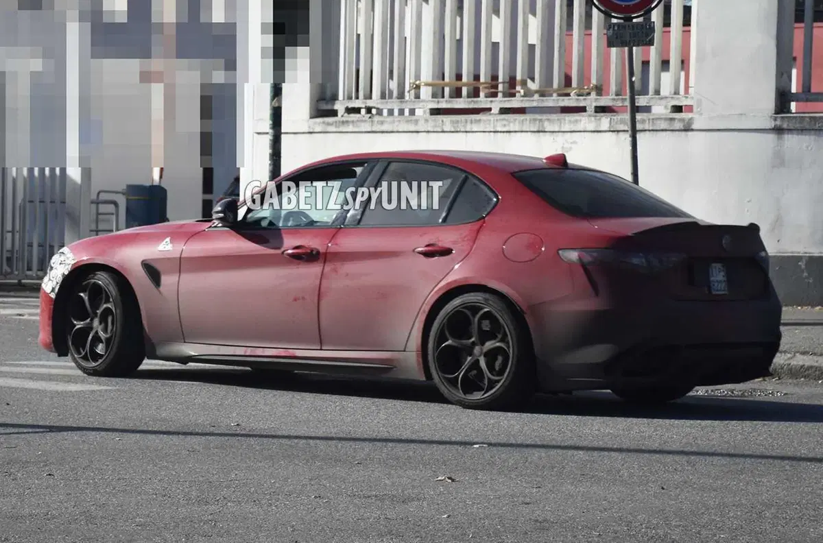 Alfa Romeo Giulia Quadrifoglio 2023, anche lei cambierà gli occhi [Foto Spia] (7)
