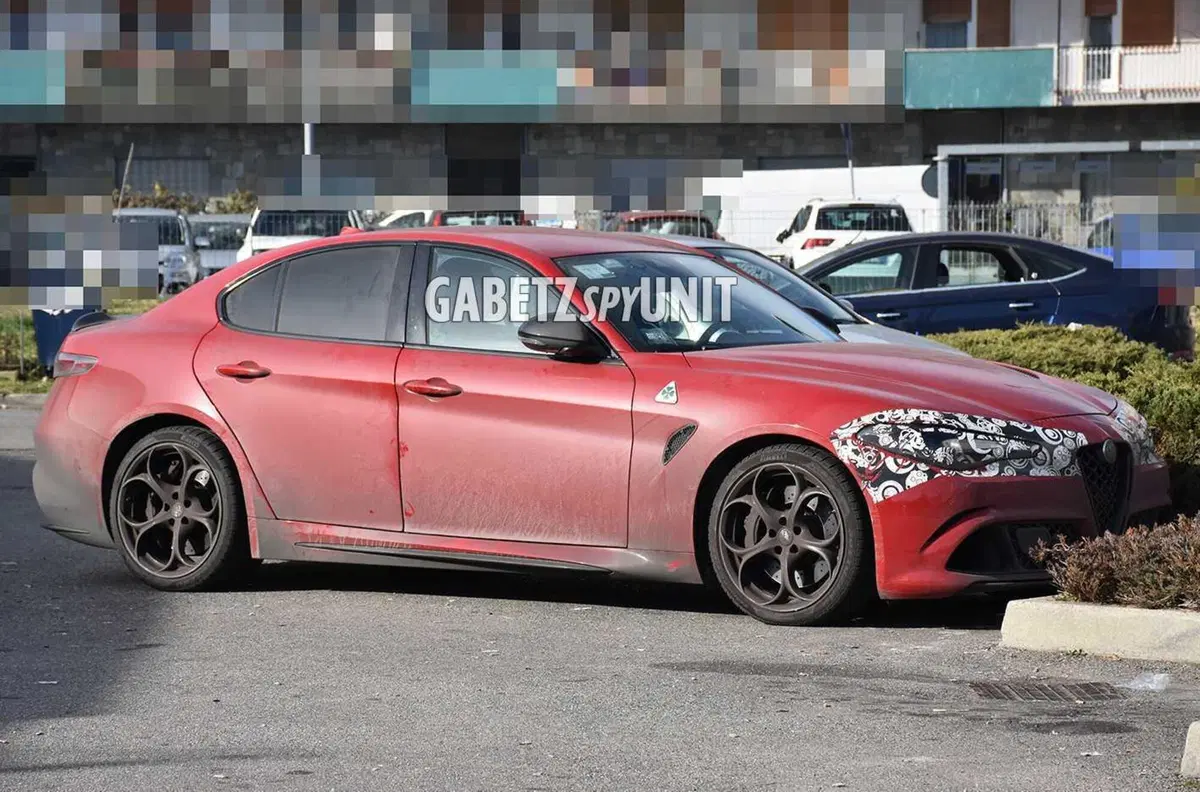 Alfa Romeo Giulia Quadrifoglio 2023, anche lei cambierà gli occhi [Foto Spia] (8)