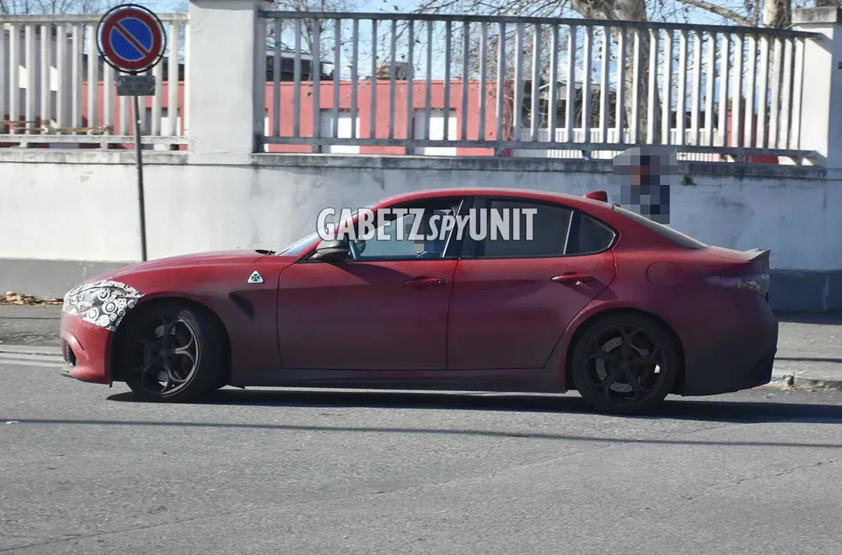 Alfa Romeo Giulia Quadrifoglio 2023, anche lei cambierà gli occhi [Foto Spia] (9)