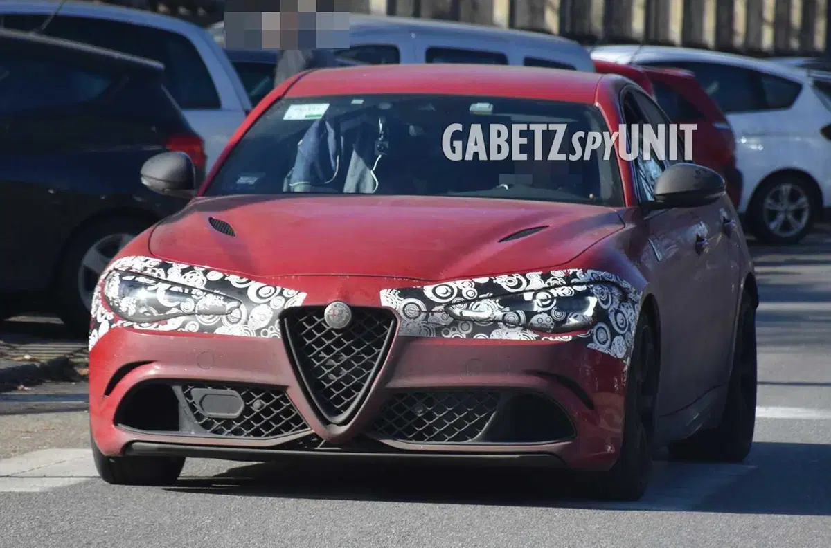 Alfa Romeo Giulia Quadrifoglio 2023, anche lei cambierà gli occhi [Foto Spia] (10)