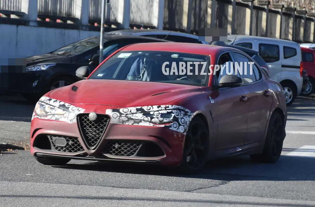 Alfa Romeo Giulia Quadrifoglio 2023, anche lei cambierà gli occhi [Foto Spia] (12)
