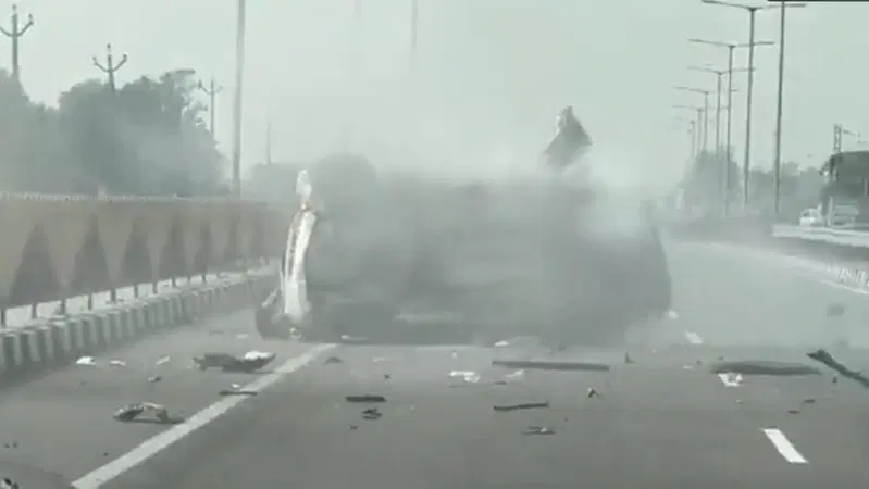 Lo stuntman dilettante fa tutto da solo sull'autostrada [VIDEO] 