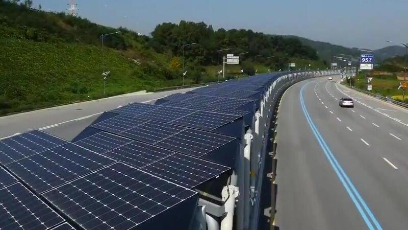 L&rsquo;autostrada che si ricarica con il sole, 4 km di pannelli fotovoltaici 