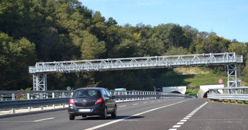 Sassi dai cavalcavia in Veneto: Pedemontana a rischio colpita una Range Rover