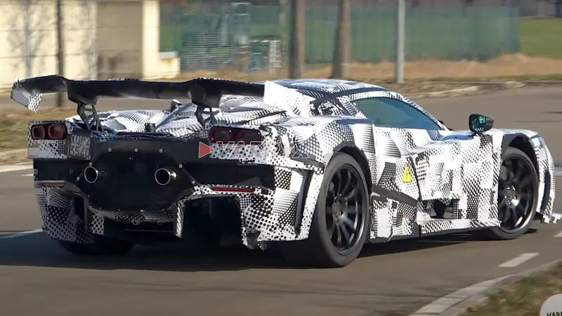 La Hypercar Ferrari con l'ala gigante in collaudo [VIDEO]