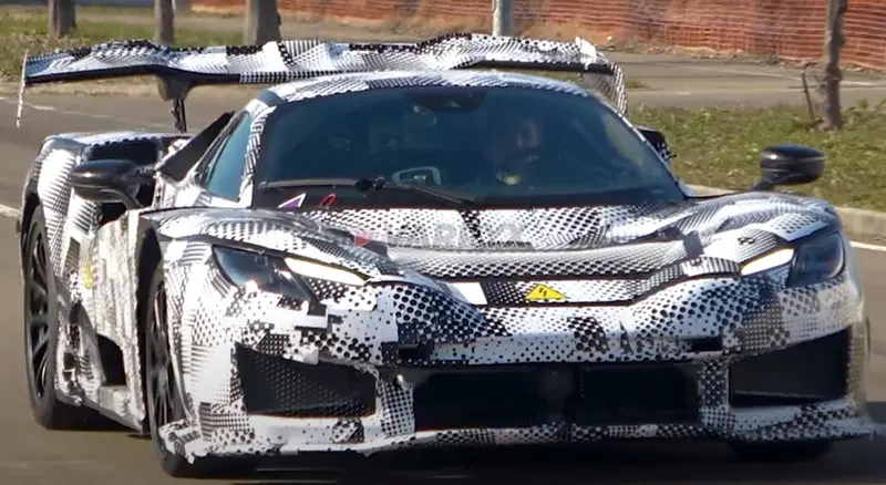 Il frontale della Hypercar Ferrari "paparazzata" a Maranello