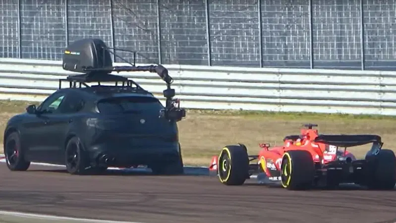 La Ferrari F1 2023 SF-23 in pista con il "russian arm" sulla Stelvio Quadrifoglio [Video]