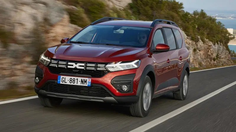 Dacia Jogger Hybrid 140: con l'ibrido full si fanno 20 km/L in scioltezza. Prova su strada