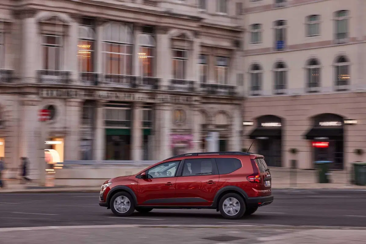 Dacia Jogger Hybrid 140 (2023) (5)