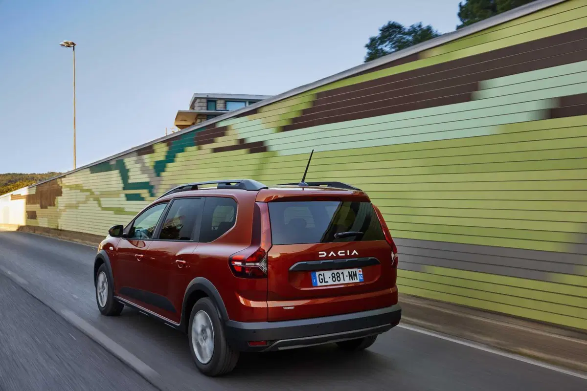 Dacia Jogger Hybrid 140 (2023) (6)