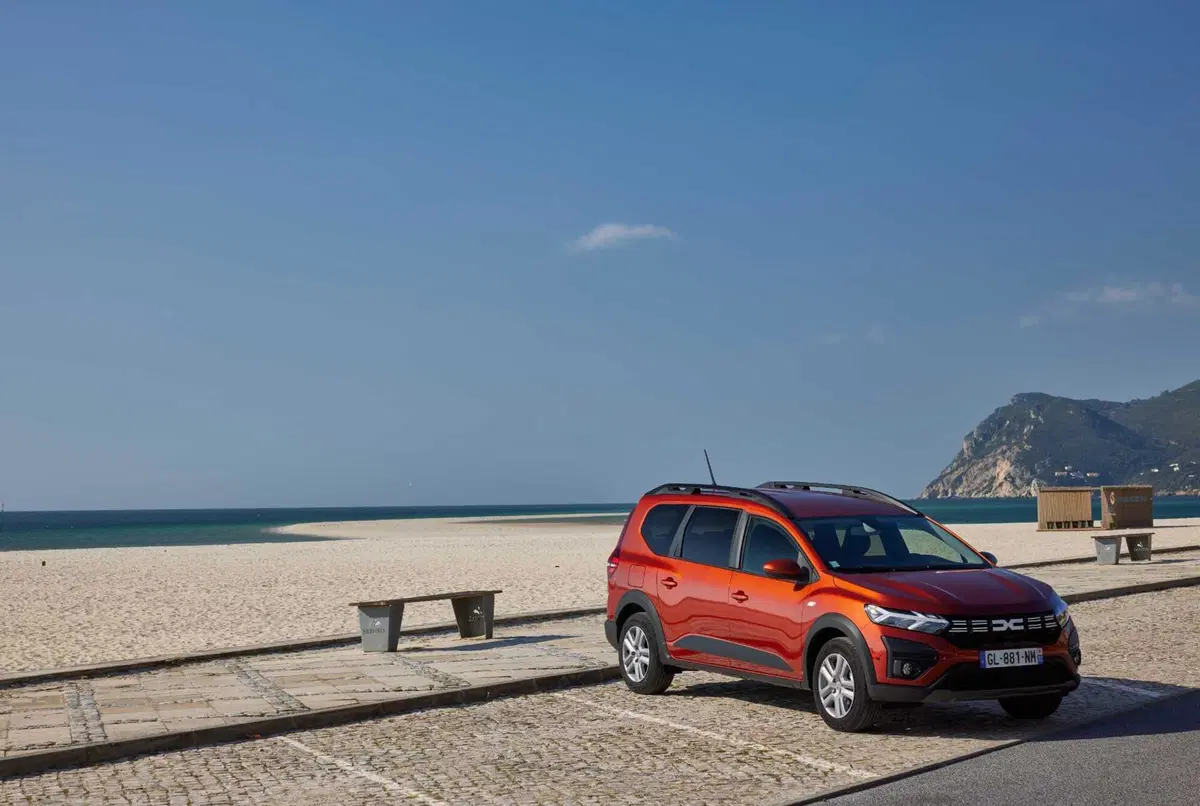 Dacia Jogger Hybrid 140 (2023) (8)