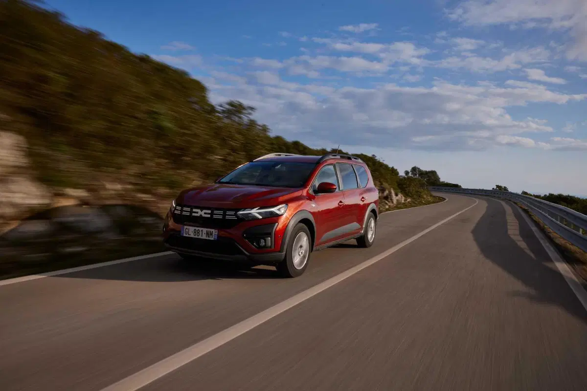 Dacia Jogger Hybrid 140 (2023) (15)