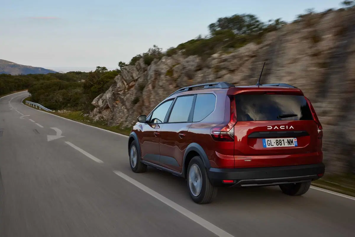 Dacia Jogger Hybrid 140 (2023) (16)