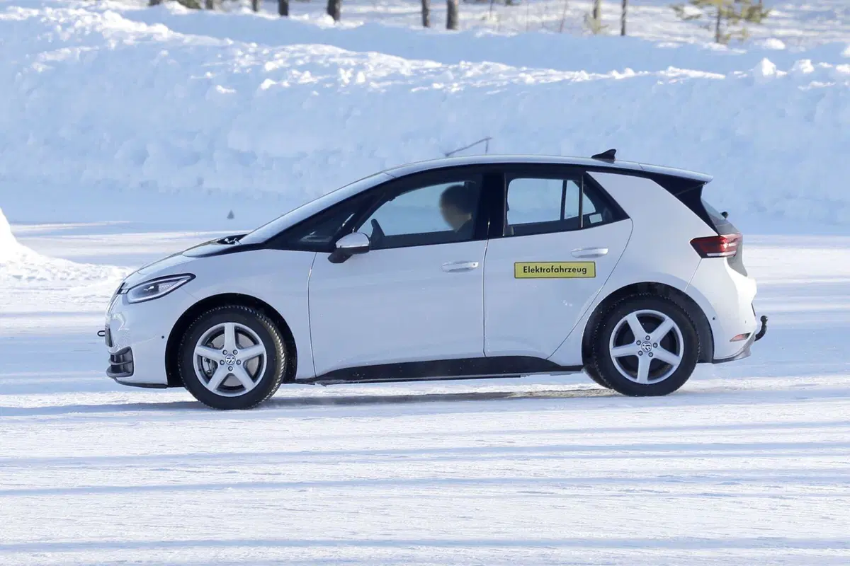 Volkswagen ID.2, la nuova elettrica costerà 25.000 euro [Foto Spia] (2)