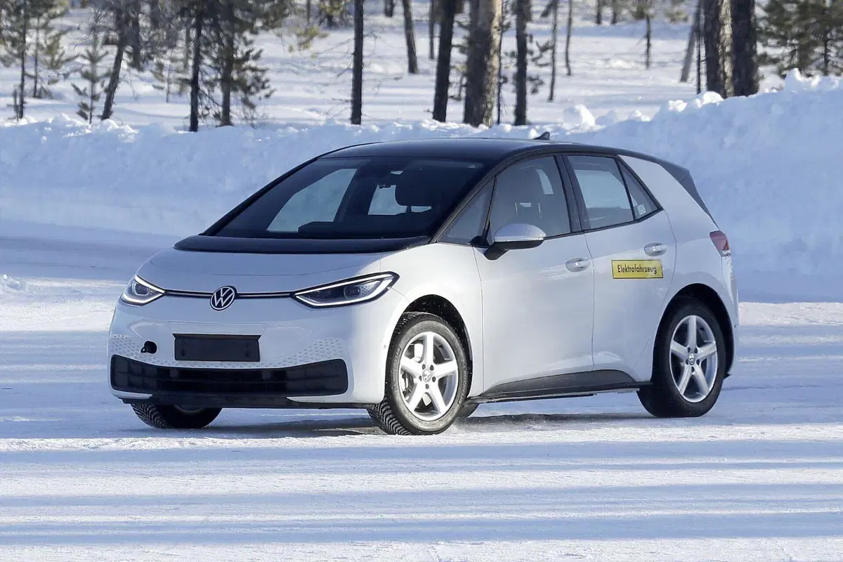 Volkswagen ID.2, la nuova elettrica costerà 25.000 euro [Foto Spia] (3)