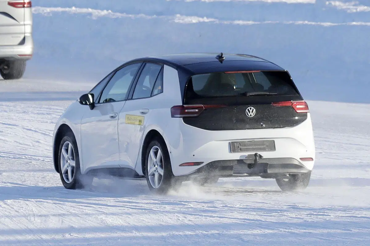 Volkswagen ID.2, la nuova elettrica costerà 25.000 euro [Foto Spia] (4)