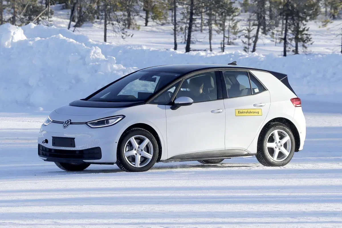 Volkswagen ID.2, la nuova elettrica costerà 25.000 euro [Foto Spia] (5)