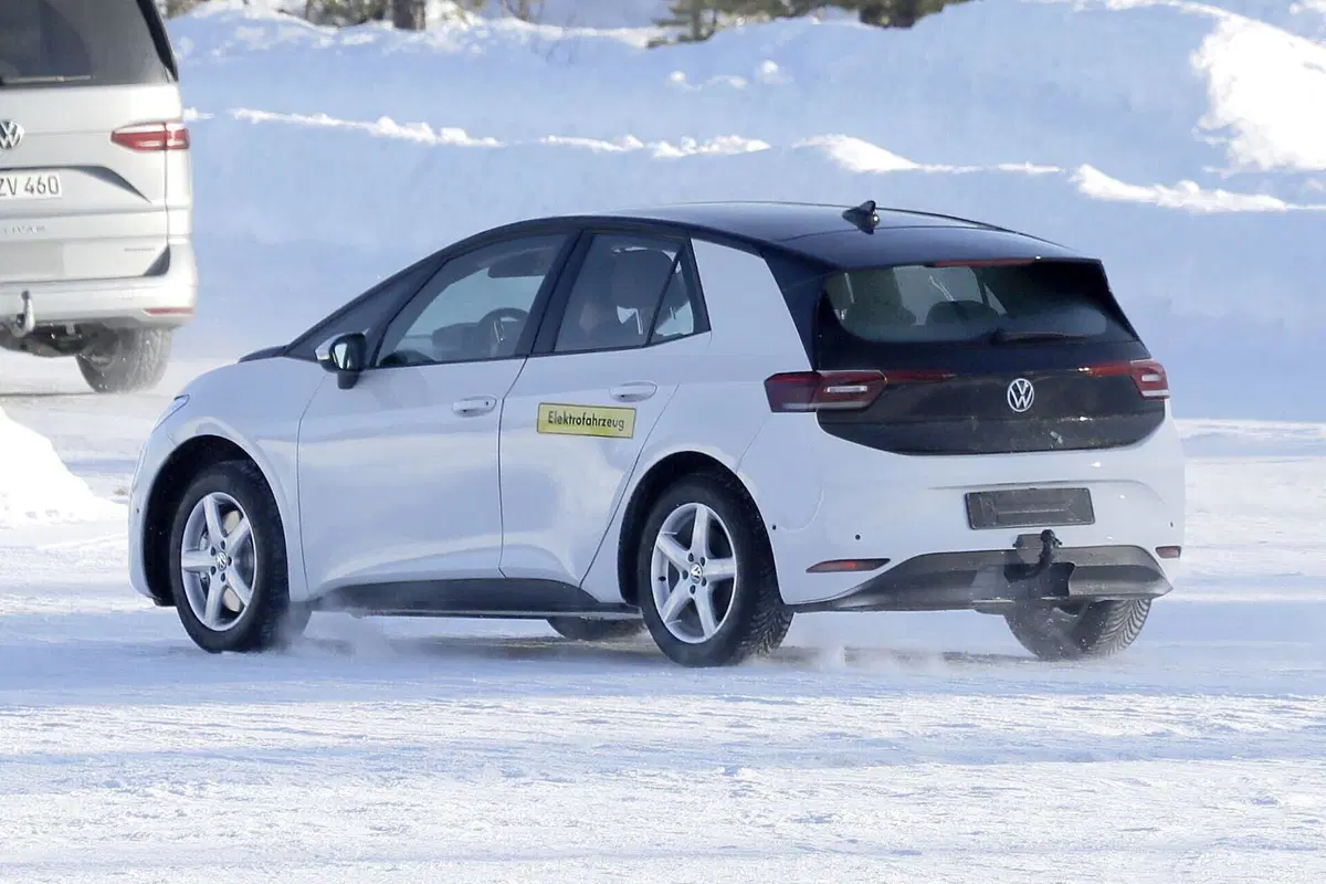 Volkswagen ID.2, la nuova elettrica costerà 25.000 euro [Foto Spia] (6)