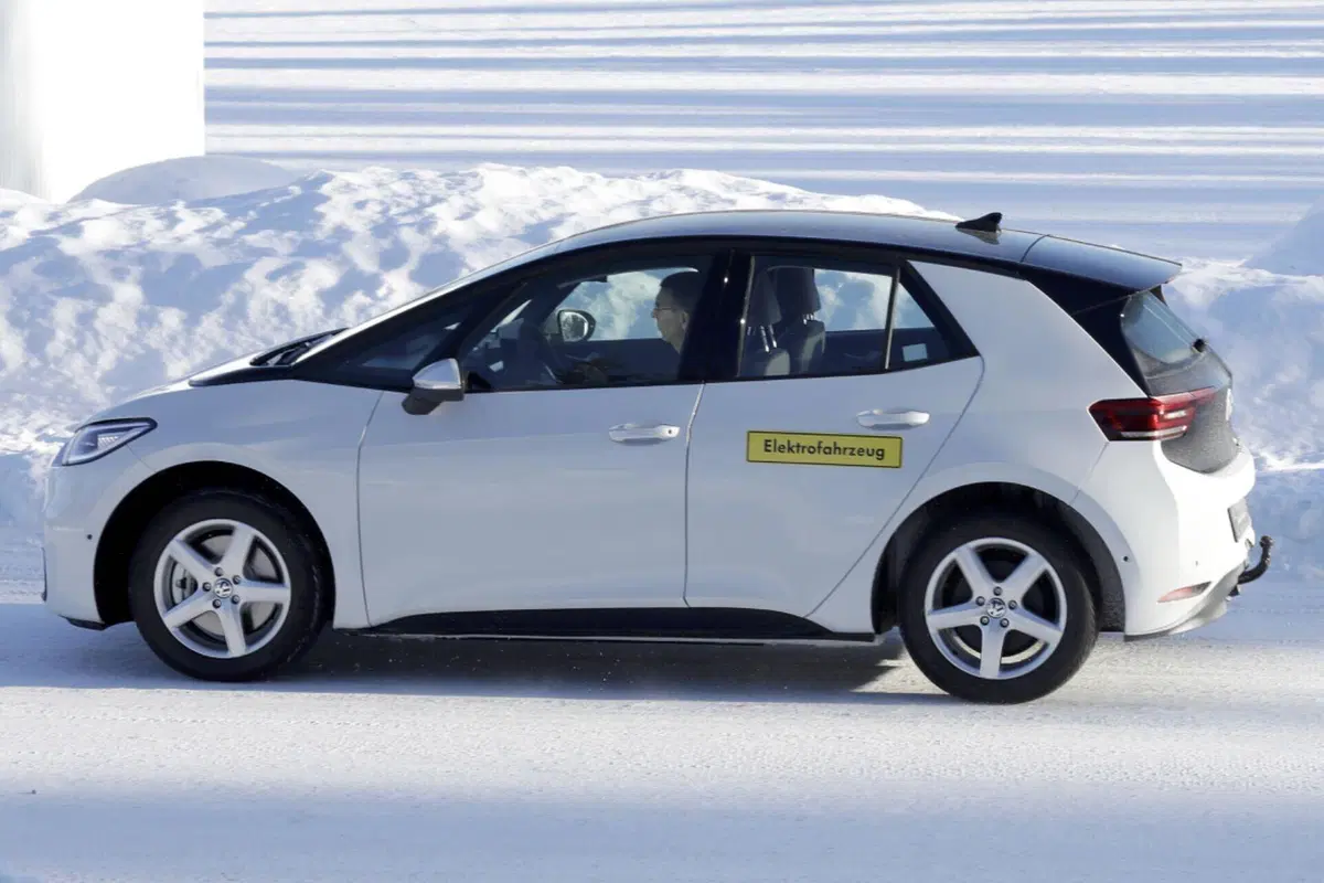 Volkswagen ID.2, la nuova elettrica costerà 25.000 euro [Foto Spia] (7)