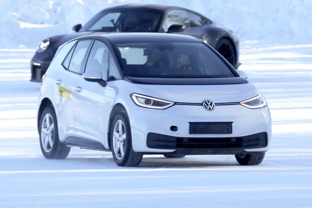 Volkswagen ID.2, la nuova elettrica costerà 25.000 euro [Foto Spia] (12)
