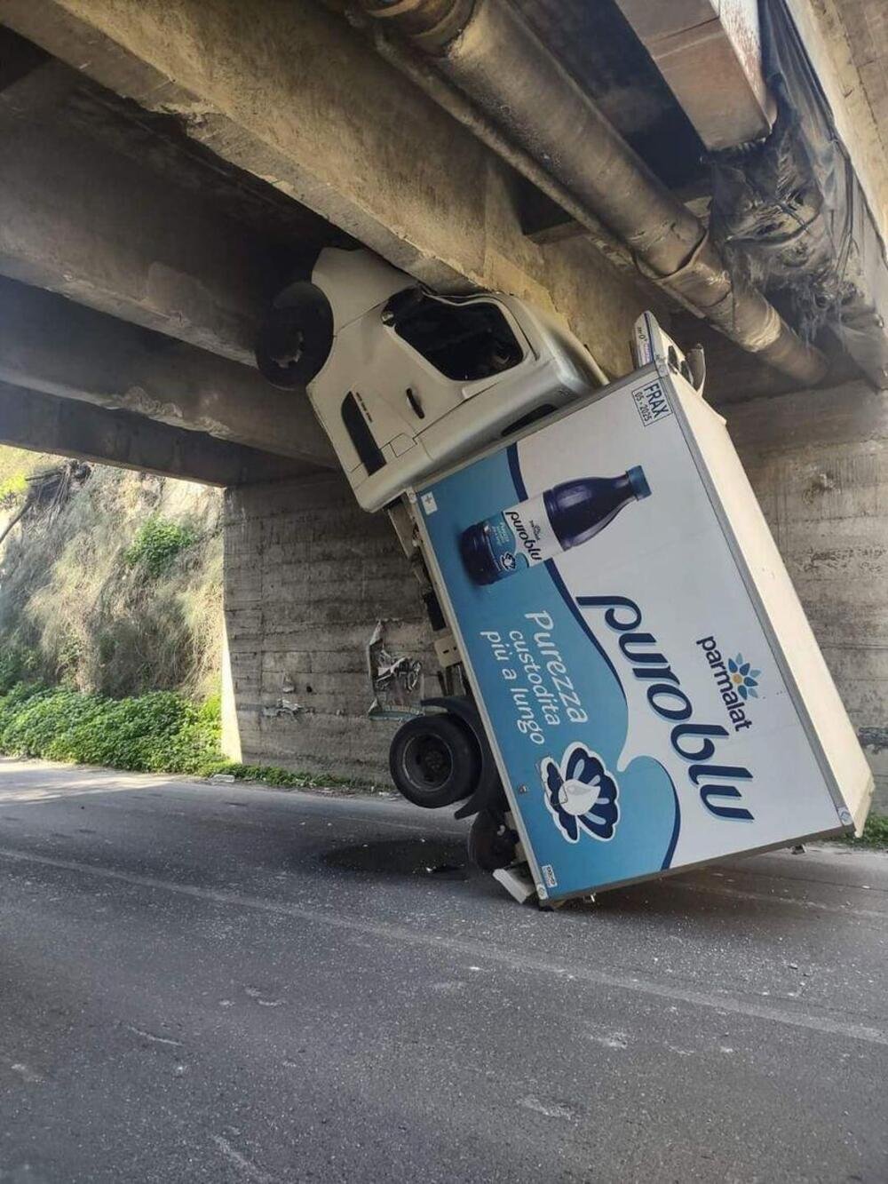 Il furgone incastrato sotto al ponte: tutte le ipotesi possibili