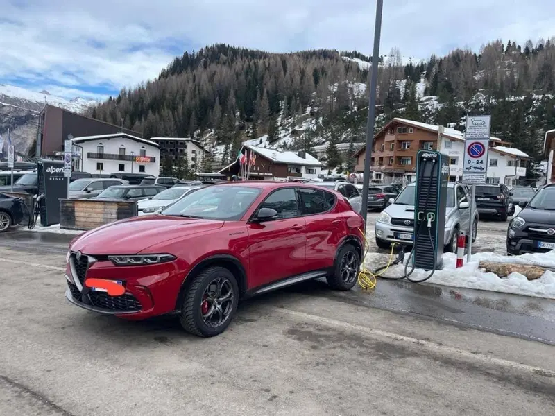 L'Alfa Romeo Tonale ibrida plug-in "finge" di ricaricarsi