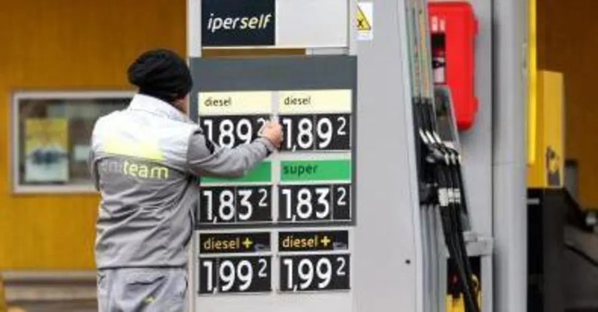 Il Governo ha la fiducia sul Decreto Carburanti: obbligo di esporre i prezzi e multe per chi non lo fa