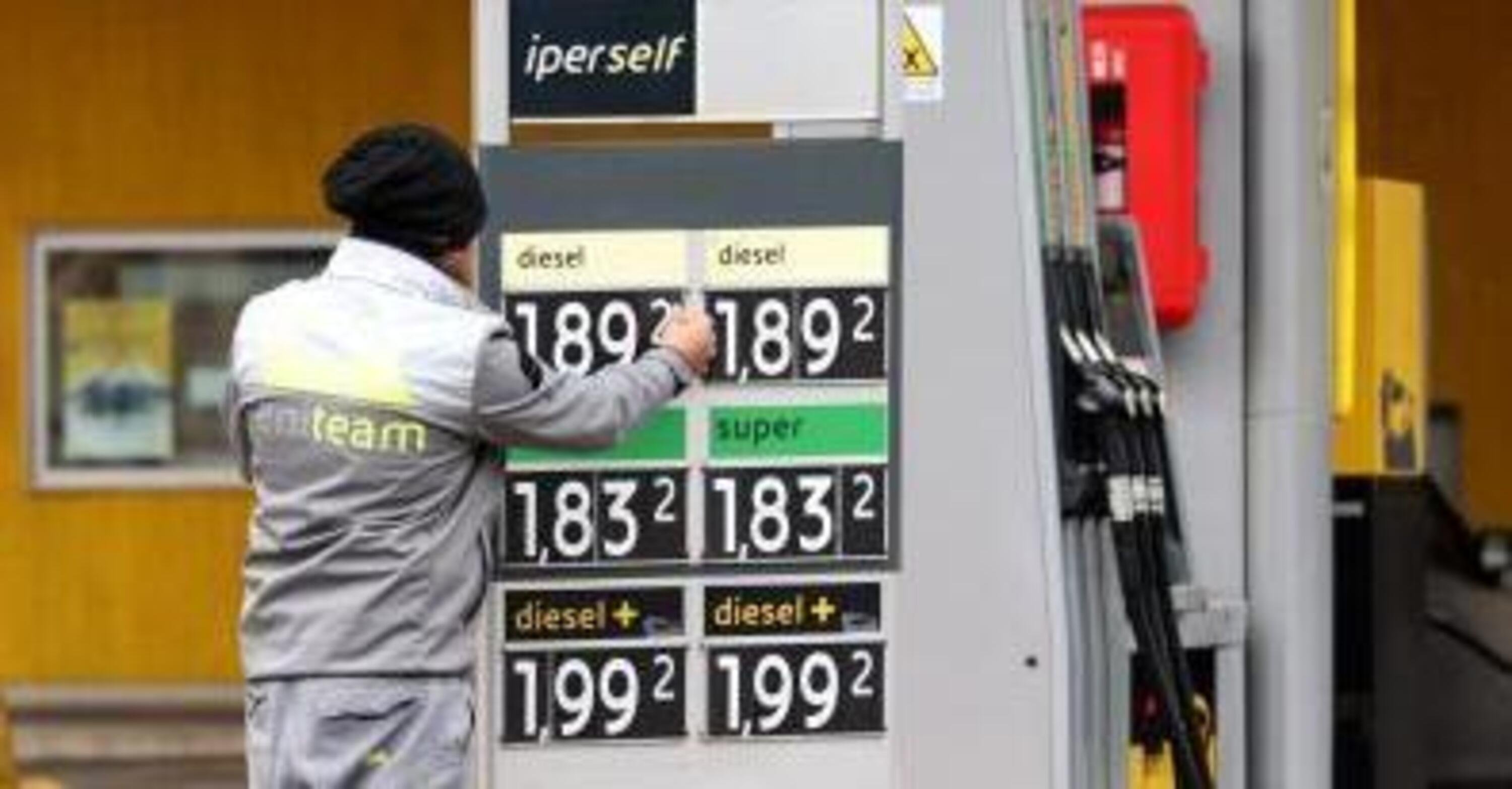 Il Governo ha la fiducia sul Decreto Carburanti: obbligo di esporre i prezzi e multe per chi non lo fa