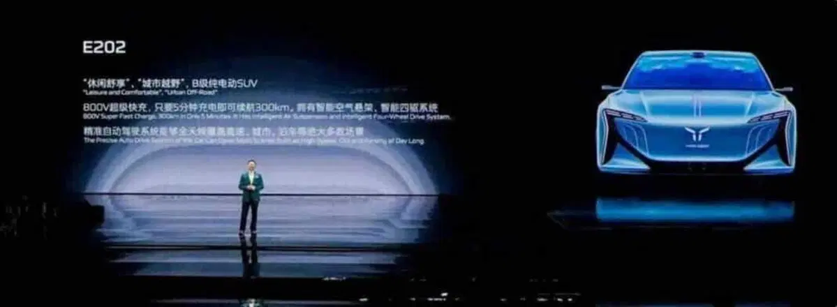 Hongqi E-202, la cinese che ricarica in 5 minuti 300 km di autonomia  (4)