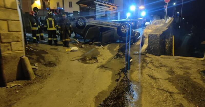 Audi scappa dai Carabinieri e va contro il muro: escono 12 persone 