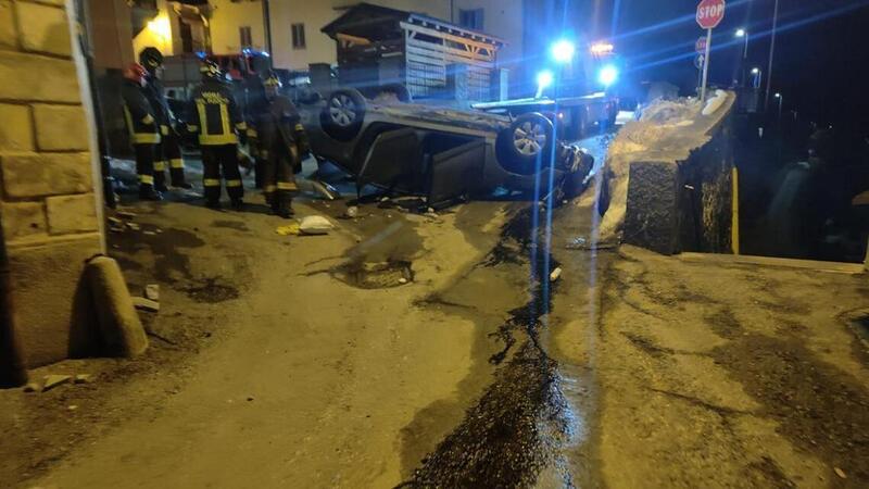 Audi scappa dai Carabinieri e va contro il muro: escono 12 persone 