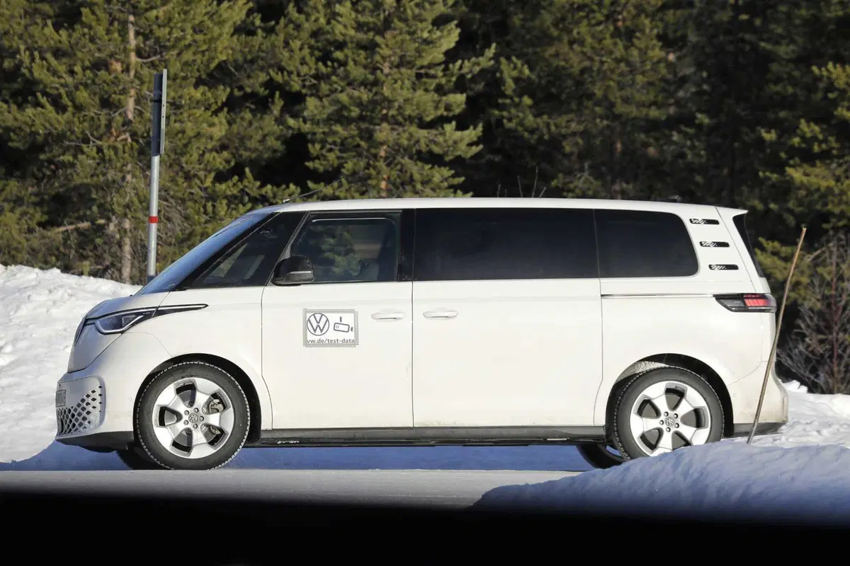 Volkswagen ID. Buzz, la versione a passolungo è in arrivo [Foto Spia] (2)