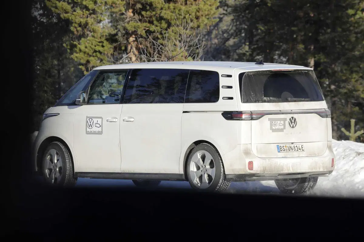 Volkswagen ID. Buzz, la versione a passolungo è in arrivo [Foto Spia] (6)